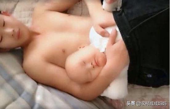 「你的育儿经」大一旬的哥哥抱着弟弟午睡，这样的姿势，让人忍不住笑了
