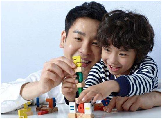 【你的育儿经】育儿专家：孩子经常玩手机家长学会几招，不打不骂让孩子放下手机