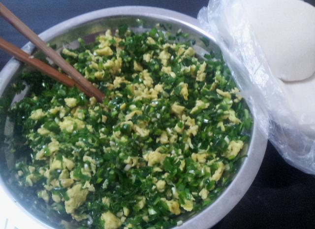 ?调韭菜馅，调料放得越少越好，只放两样就够了，饺子鲜香美味