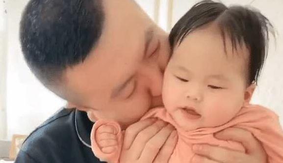 「你的育儿经」妈妈亲娃VS爸爸亲娃,一个温柔细腻一个简单粗暴,网友:差距啊