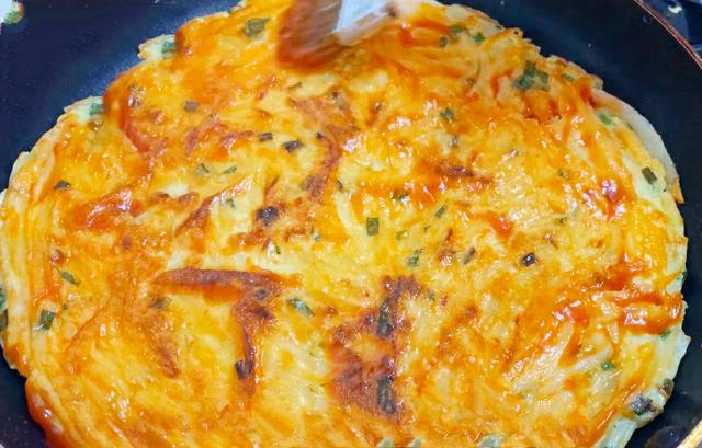 土豆丝里打2个鸡蛋，真是太香了，一周吃6次都嫌少，孩子抢着吃