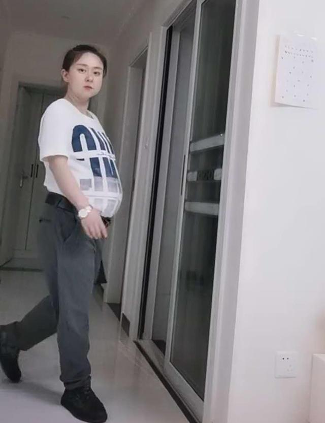 「超级宝妈」孕妈穿上准爸爸新衣，瞬间变成“大老板”，网友：全网最美将军肚