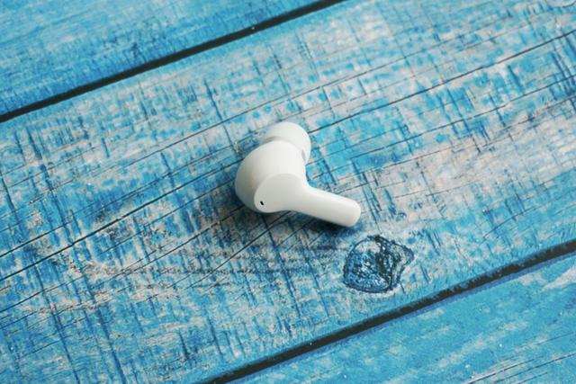 荣耀Earbuds X1：长续航、真无线、纯净音质，百元TWS精品