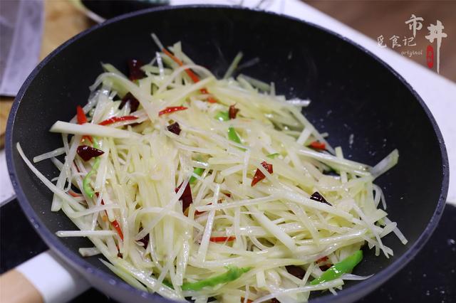 炒土豆丝，什么时候放醋？焯不焯水？弄懂2个重点，土豆酸辣脆爽