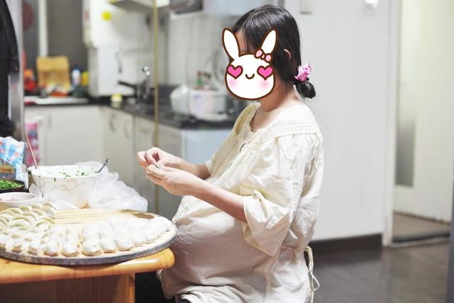 「天使宝贝」95后孕妈妈的午餐火了，没人照顾自己只能做懒人餐，网友：真心疼