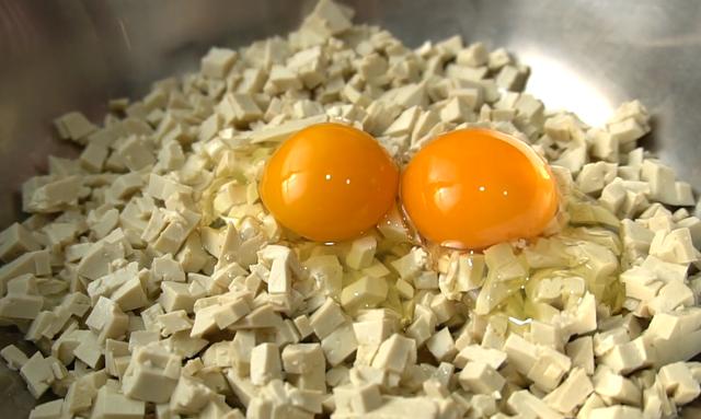 白菜这样吃真过瘾，不发面不烫面，一折一卷就搞定，比包子还好吃