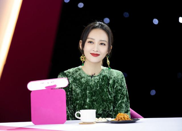 能驾驭烈焰红唇，也能素颜以对，王鸥的时尚感告诉你为何她是品牌的宠儿|影视交流地