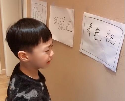 超级宝妈：无情宝爸另类育儿方式走红：“你不是喜欢玩么？让你玩个够！”