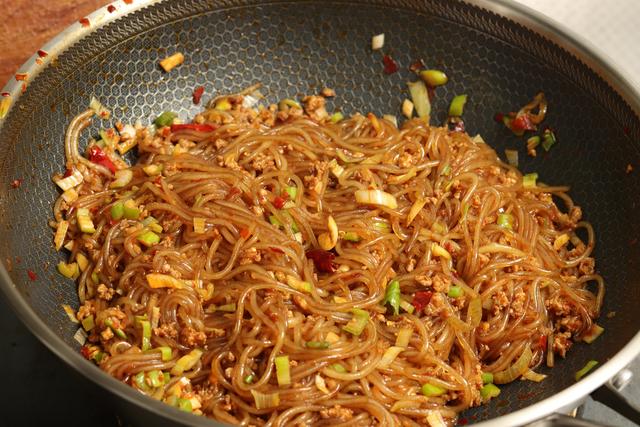 粉条一炒就成坨？不要只会焯水，记住3点，粉条不坨不粘还入味