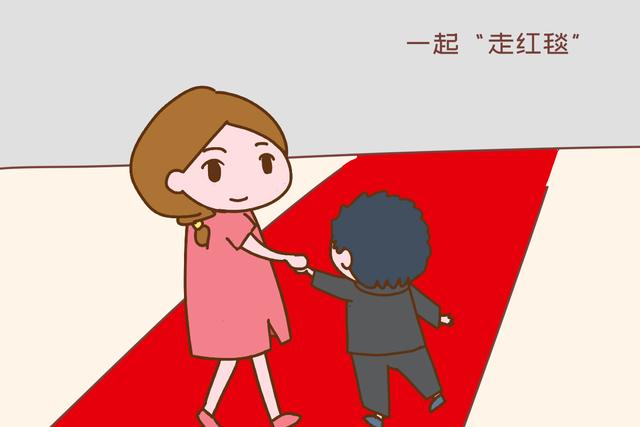 幼儿园办毕业典礼，家长穿搭奇怪“走红毯”，网友感慨：拼妈时代