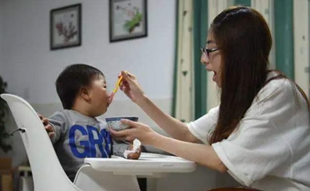 大眼睛的女孩|8个月宝宝体重23斤，体检时被医生批：米糊没什么营养，要少吃