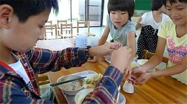 「你的育儿经」男宝“补袜子”火了,穿针引线太专注,网友:像极了我姥姥补衣服