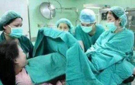 「超级宝妈」“花心宝宝”引关注,刚出生就摘下护士口罩,网友:孟婆汤掺水了