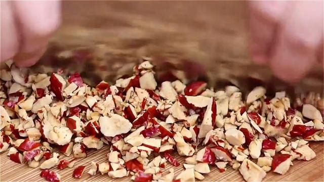 红豆不要炒豆沙了，教你一道水晶杂粮包，软糯香甜，好吃不胖