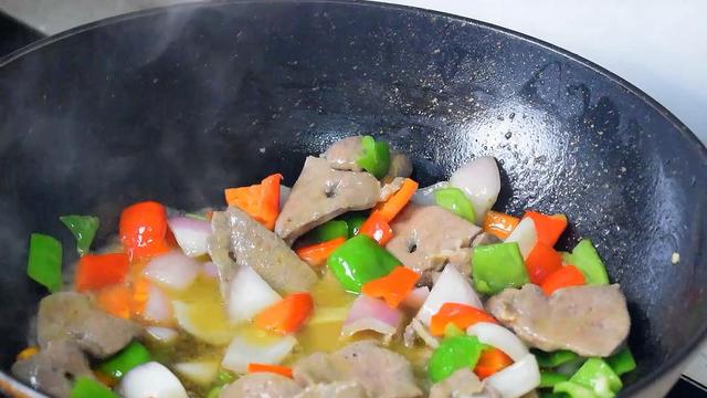 炒猪肝，别直接下锅，大厨教你正确做法，猪肝不老也不腥