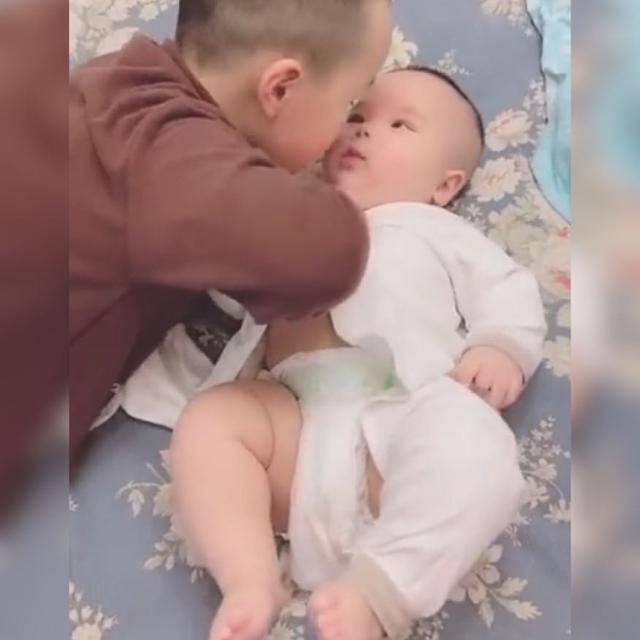 #你的育儿经#大宝给二宝耐心换衣服，接下来的一个举动暖化人心：满脸都是宠溺