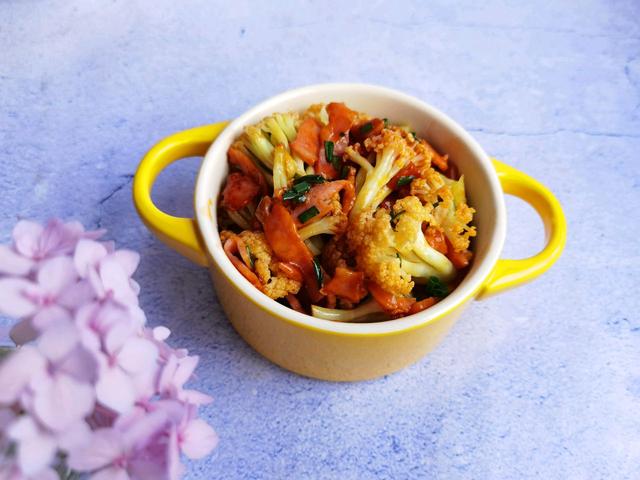 培根搭配花菜，好吃又不油腻，鲜香又下饭