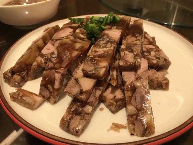 郑州这家灵宝小吃店，现切羊肉炖汤，肉夹馍10年卖了70多万个