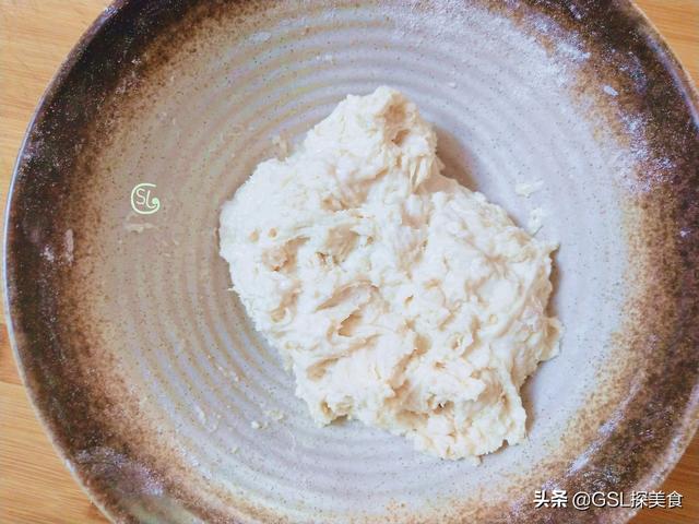 热狗我家从不买，这样做最简单最靠谱，外皮酥脆又拉丝，好吃