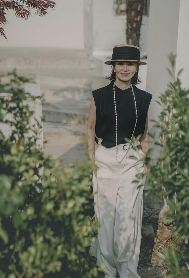 第五大道上了50岁的女人，少穿幼稚的T恤，三木妈妈的穿搭值得借鉴