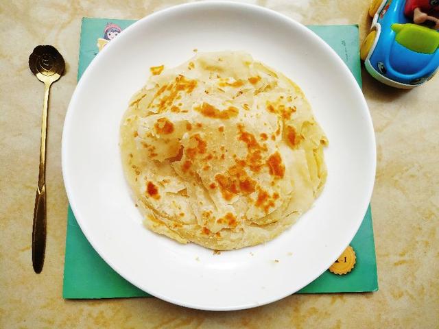 烙饼最忌“揉”，老妈用了几十年烙饼的方法，柔软多层，久放不硬