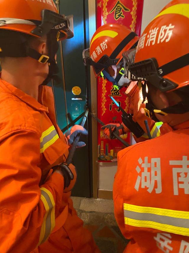 超级宝妈|孩子睡太沉把家长反锁在门外,敲门两小时撬了两次锁,终于吵醒了屋里睡觉的娃