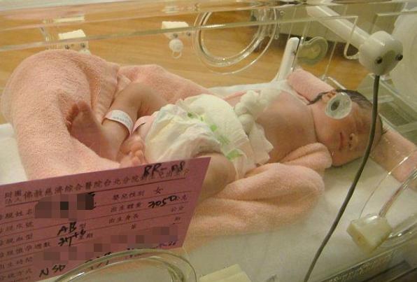 【你的育儿经】宝妈怀孕9个月，夫妻没忍住两人“同房”，孩子出生后宝爸痛哭