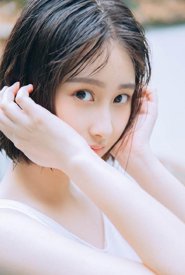 笑起来竟有点朱茵年轻时的感觉，小美女加油哦|影视交流地