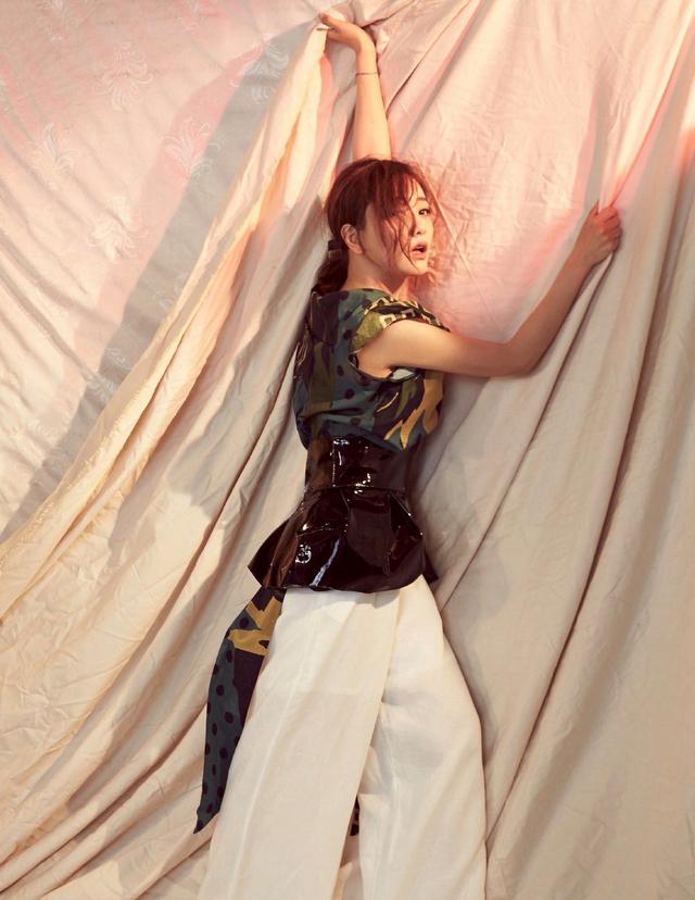 第五大道杨蓉真会穿，一件不对称迷彩上衣搭配阔腿裤时髦大气，抢眼又抢镜