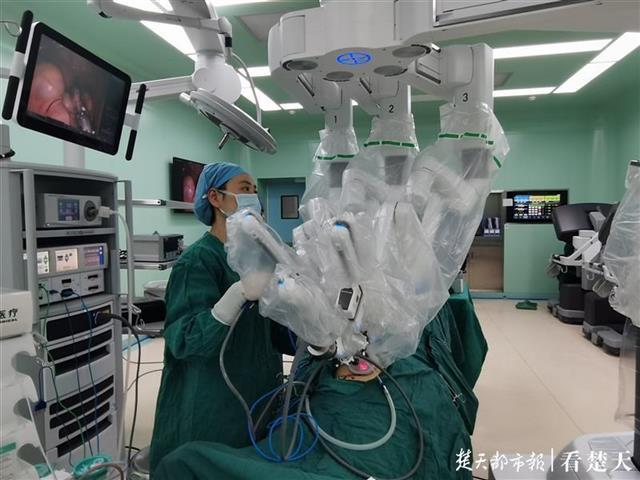 超级宝妈|备孕女子发现腹中有异物，肚脐上打一个孔取出畸胎瘤