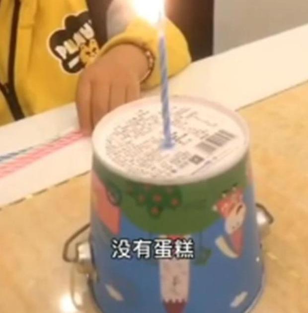超级宝妈▲“最委屈生日”火了，宝宝对着假蛋糕边哭边许愿，网友：这爹太坑