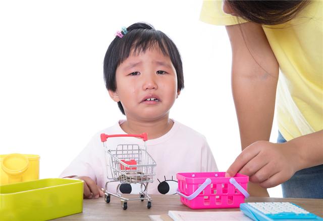 超级宝妈|孩子经常用哭闹要挟该咋办？李玫瑾：做好4个基本原则，事半功倍
