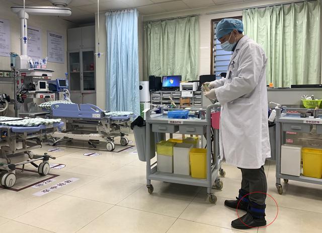 这医生每天脚绑4公斤沙袋上班，西医从业廿载又攻读中医博士