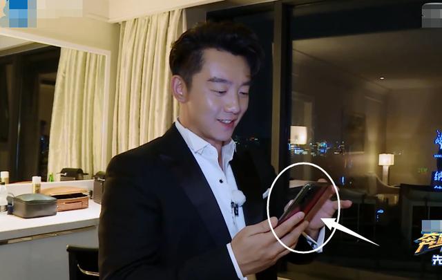 跑男节目组统一配备手机，别人的都很简单，只有蔡徐坤的不一样电影工厂