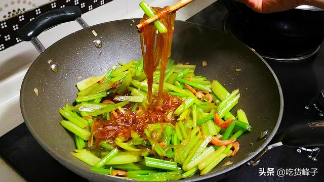 不管做什么炒粉条，可别泡软就炒，多加2步，粉条爽滑筋道又入味