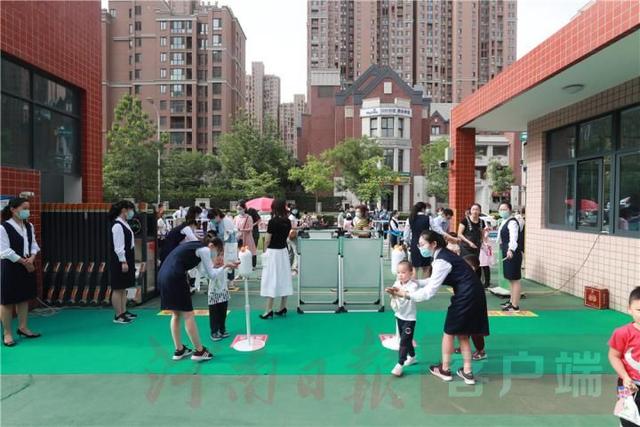 河南日报|萌宝重回幼儿园，郑州市首批幼儿园迎来复学复课