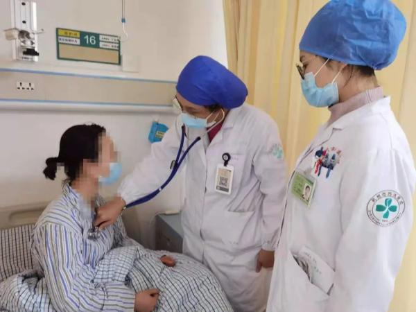 杭州妈妈开家长会，在窗口一坐就是3小时，结果住了院