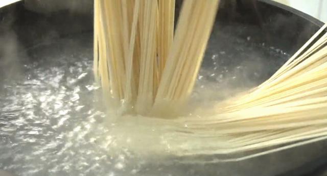 冬天超爱这碗懒人面，有菜有面有鸡蛋，10分钟上桌吃完全身暖和