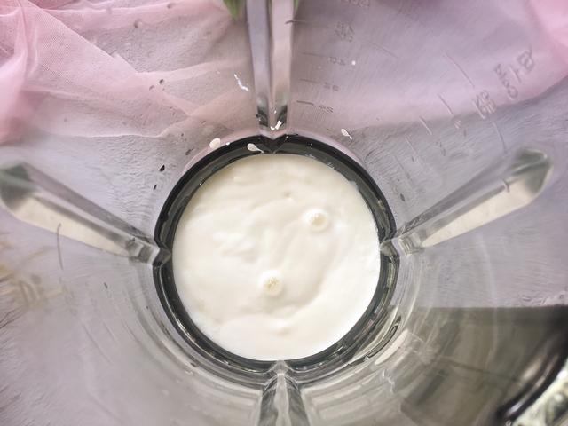 在家自制火龙果奶昔，健康无添加，做法简单，几分钟就能搞定