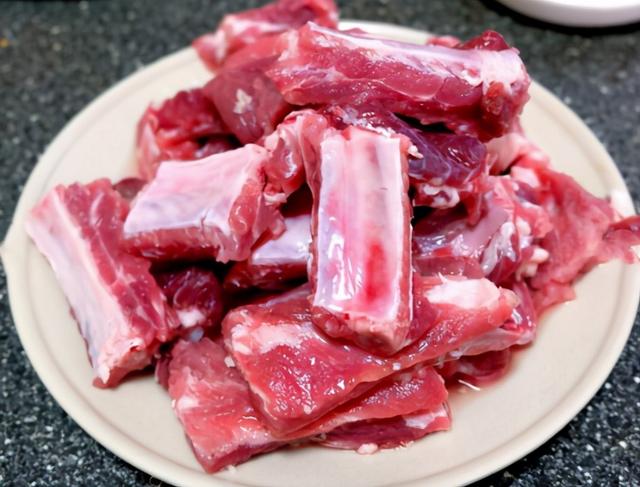 炖排骨时，焯水还是腌制？用上1招，排骨软烂入味，不腥也不柴