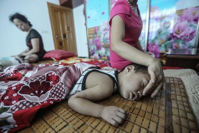 【天使宝贝】孩子7年“一丝不挂”，周围邻居好心送衣服，宝妈拒绝并说不需要