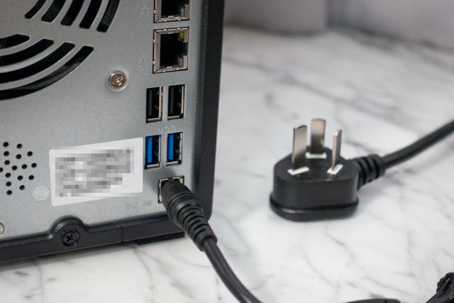 超详细Emby和Jellyfin对比！威联通TS-551：挂黑裙，转原盘如何？