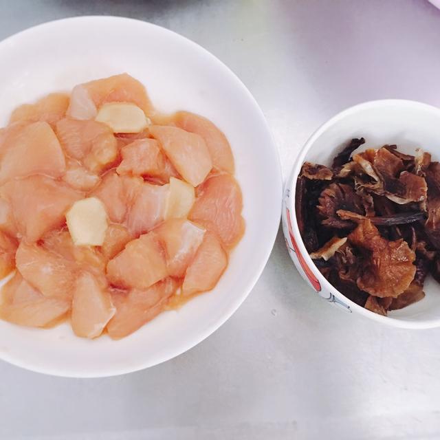 自制红烧鸡块，堪称简易版的小鸡炖蘑菇，味道很好，全家都爱吃