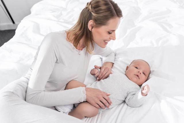 「你的育儿经」白天轮流不让婴儿睡、晚上逼着孩子睡整觉，好使吗？专家：危害大