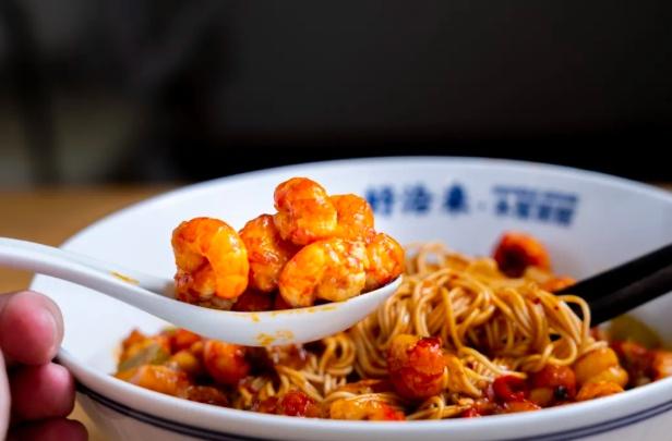 小龙虾|都5月了还有人没吃小龙虾？金山这些地方的小龙虾好吃到嗦手指