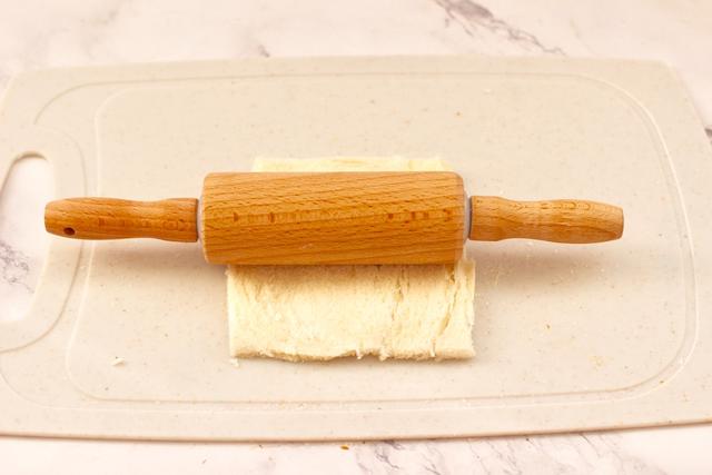 蓝莓香蕉吐司卷，我家早餐就吃它，卷一卷就做好，带便当特有面子