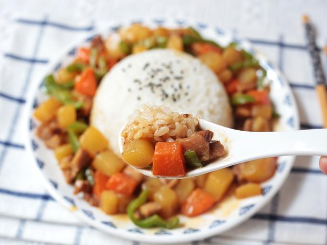 天冷米饭这样吃太香了，食材丰富，汤汁浓郁，越吃越过瘾，特解馋