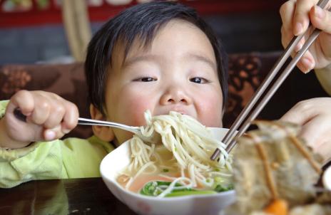 孩子积食会有5种表现，提醒各位家长：这3种食物少给孩子吃