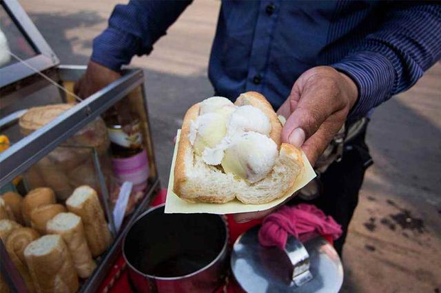 男孩胃里发现一团“胶”，父母眼中的好零食，制作环境堪比垃圾场