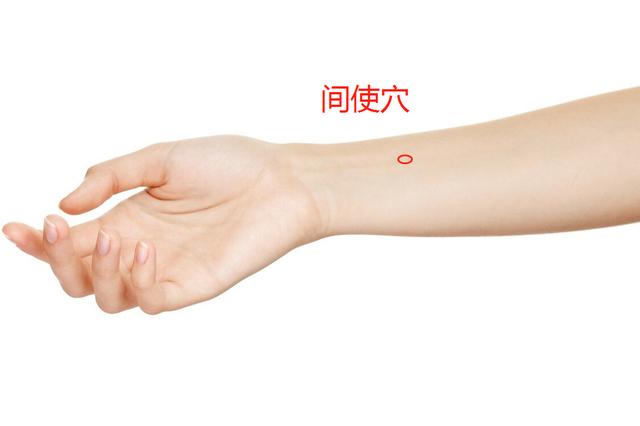 五腧穴的经穴善于治疗本经疾病，心包经的经穴间使尤其善于调心